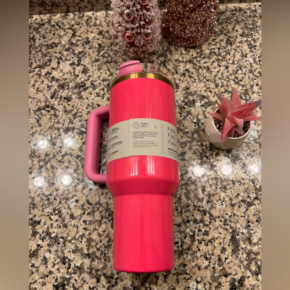 NWT LIMITED EDITION PINK PARADE Stanley
Quencher H2.0 FlowState Tumbler 40oz - Picture 5 of 11